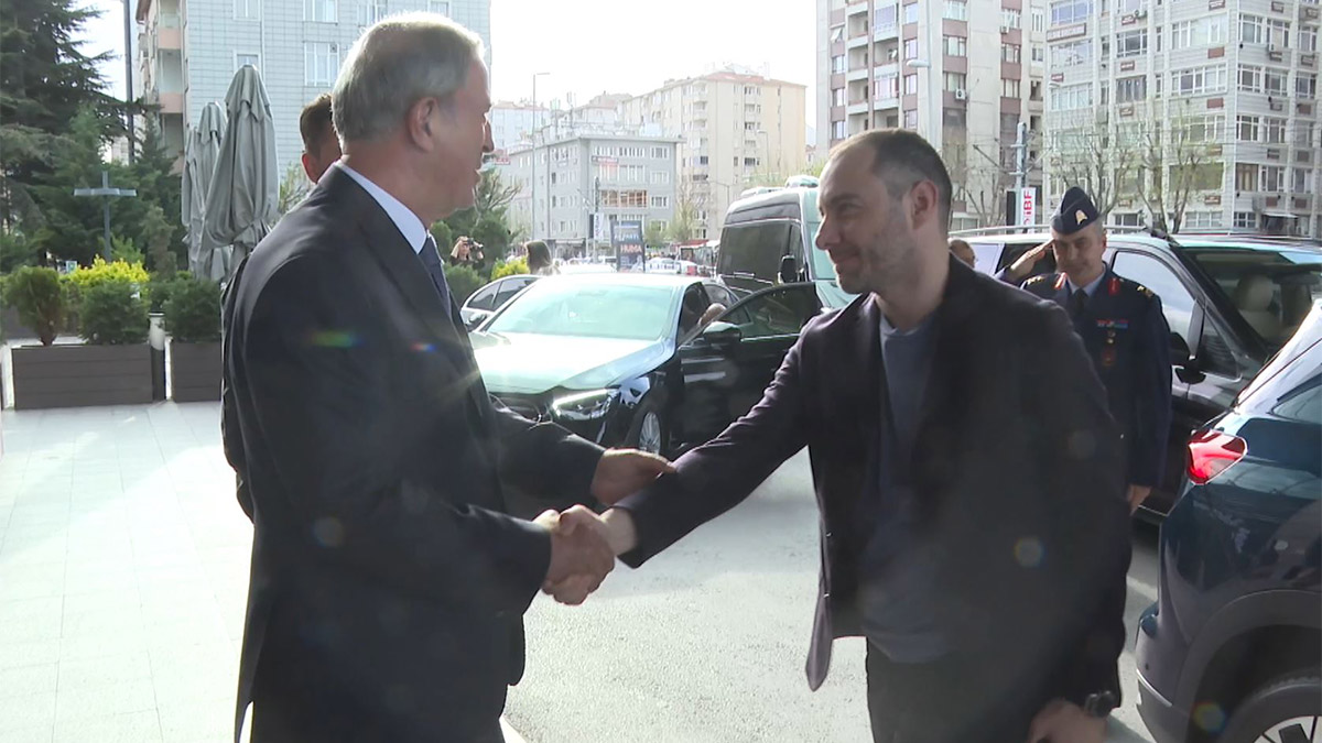 Bakan Akar'dan Oleksandr Kubrakov'a Togg jesti