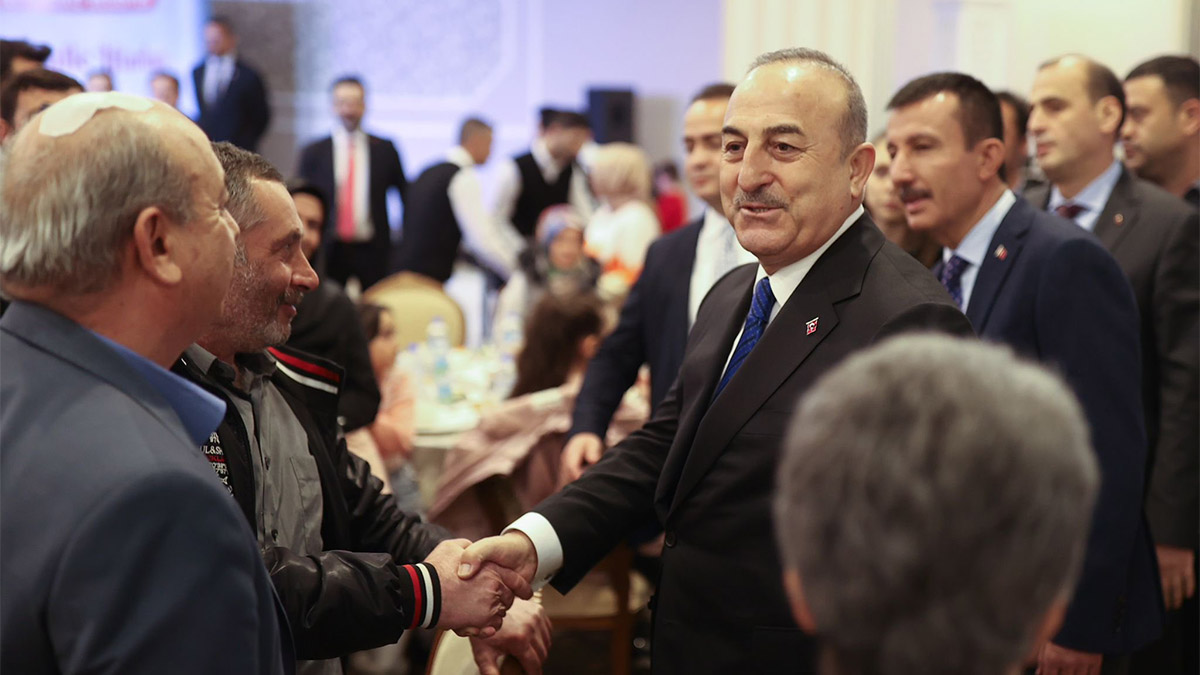 Dışişleri Bakanı Mevlüt Çavuşoğlu, Mescid-i Aksa'da İsrail saldırılarına tepki göstererek, "İsrail'in bu saldırıları durdurması gerekiyor. İsrail'in Dışişleri Bakanı ve Cumhurbaşkanı düzeyinde bizzat bizlere ramazan ayında gerginliği artırmamaları konusunda taahhütleri var. Sözlerini tutmaları gerekiyor. Kudüs, Mescid-i Aksa bizim kutsal yerlerimizdir" dedi.