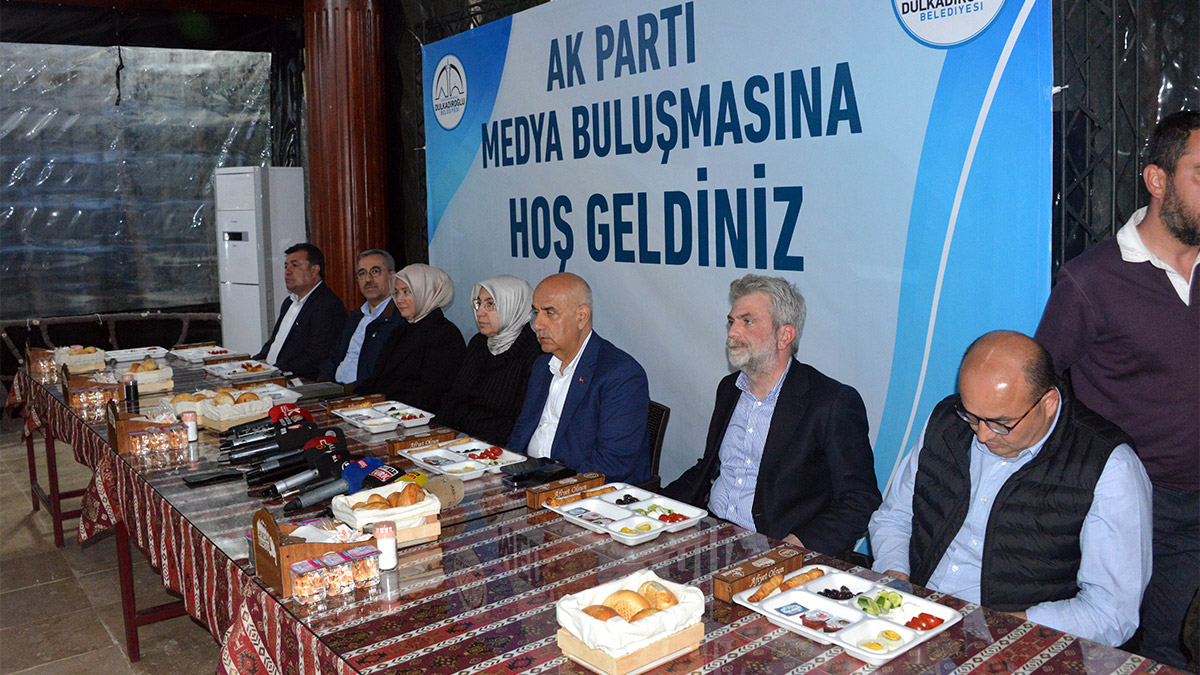 Tarım ve Orman Bakanı Vahit Kirişci, dünya siyasetinde Cumhurbaşkanı Recep Tayyip Erdoğan'ın dışında sözü sohbeti dikkate alınan 2'nci bir siyasi figür olmadığını belirterek, "Bu lider sayesinde 21 yıldan beri izlediğimiz politikalarla sözü sohbeti dinlenen bir ülke olduk, söylediklerimiz kaale alınır hale geldi" dedi.