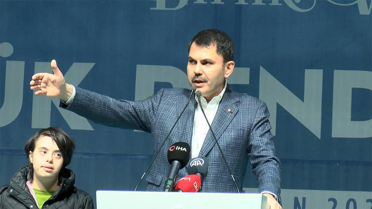 Çevre Şehircilik ve İklim Değişikliği Bakanı Murat Kurum, Pendik'te vatandaşlarla iftarda buluştu. Kurum, "365 gün içerisinde 319 bin konutumuzu, toplamda 650 bin konutumuzu afetzede kardeşlerimize teslim edeceğiz" dedi.