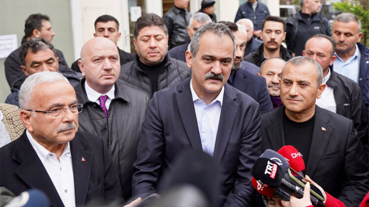 Bakan Özer vatandaşlarla bayramlaştı