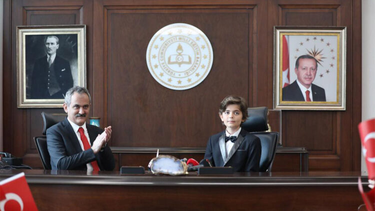 Mahmut Özer koltuğunu Kaan Can'a devretti