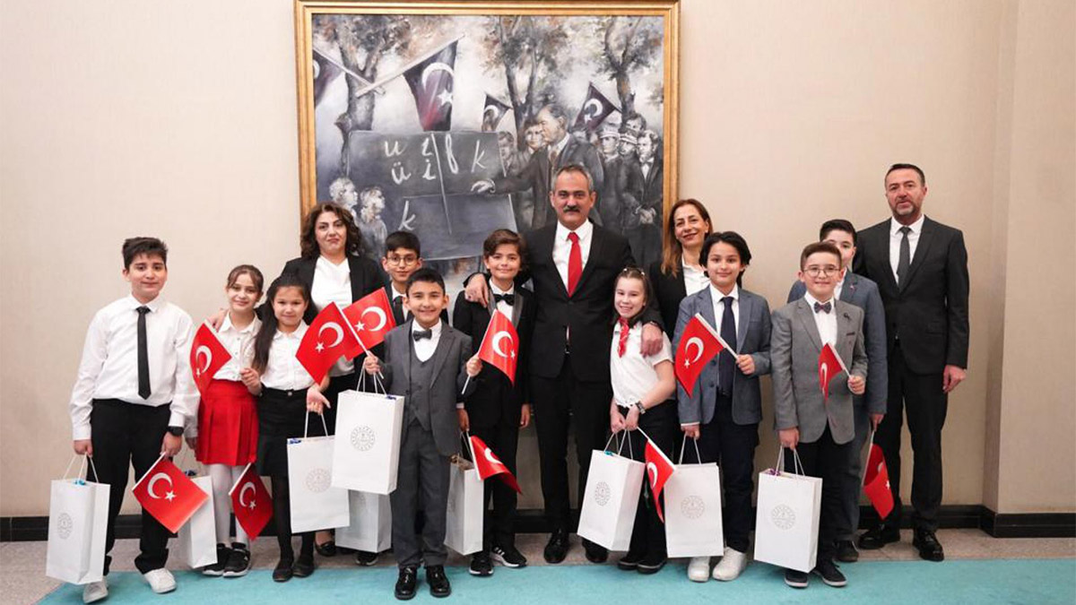 Milli Eğitim Bakanı Mahmut Özer koltuğunu '23 Nisan Ulusal Egemenlik ve Çocuk Bayramı' nedeniyle Keçiören Toygar Börekçi Ortaokulu öğrencisi Kaan Can İl'e (11) devretti.