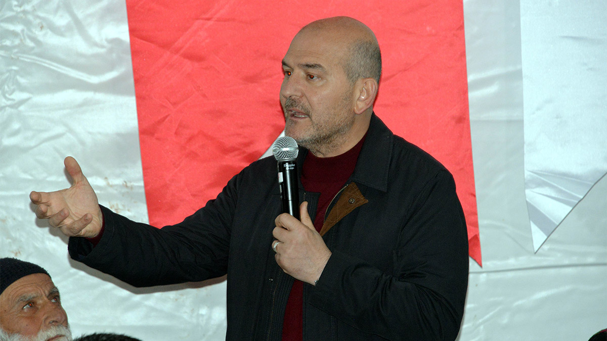 İçişleri Bakanı Süleyman Soylu, depremzedeler için kurulan çadırlarda 2 milyon 650 bin kişinin kaldığını, konteyner sayısının da bir ay sonra 100 bini aşacağını söyledi.