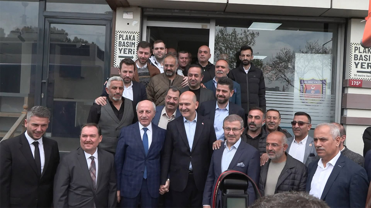 İçişleri Bakanı ve İstanbul 2. Bölge Milletvekili Adayı Süleyman Soylu, Eyüp Şoförler ve Otomobilciler Esnaf Odasını ziyaret etti. Bakan Soylu Türkiye'nin hedeflerinden bahsederek, “İki defa Amerika beni istenmeyen adam ilan etti. Ben Amerika'ya savaş açmış değilim. İki defa ülkesine giriş yasağı koydu. İki defa eğer orada mallarımız varsa el koymuş. Biz de söyledik, orada bir malımız var o da FETÖ, başka malımız yok " dedi.