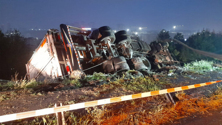 Başakşehir'de kamyon ağaçlık alana devrildi