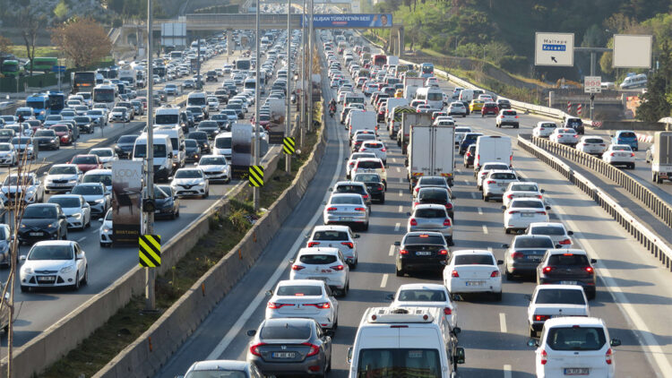Tatilin sona ermesiyle İstanbul'da trafik yoğunluğu oluştu