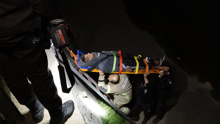 Bekçilerden kaçarken dereye atlayıp ayağını kırdı