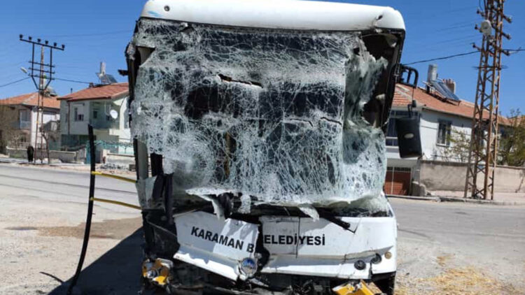 belediye otobüsü ile kamyon çarpıştı: 7 yaralı