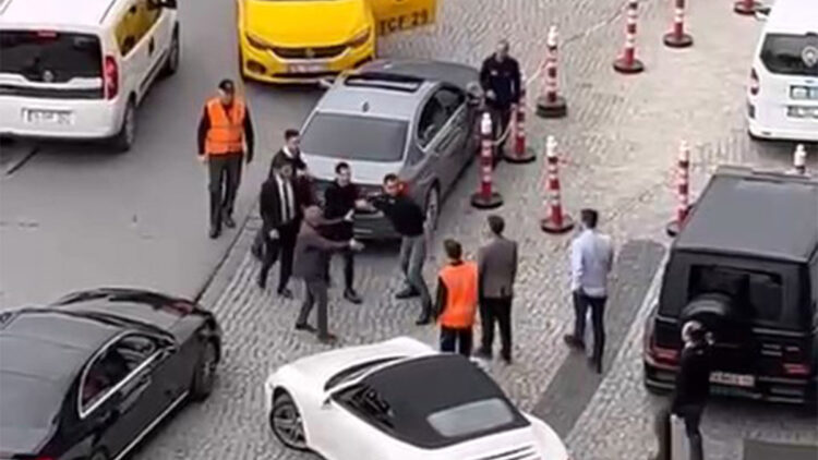 Güvenlik görevlisi ile taksi şoförü arasında ters yön kavgası