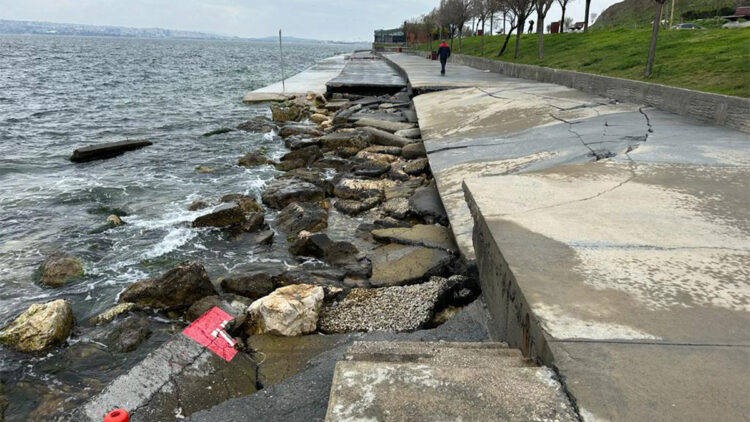 Beylikdüzü sahilinde çökmeler sonrası uyarı