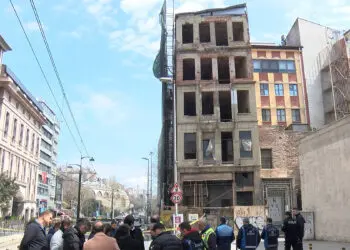 Beyoğlu belediyesi'nden 5 katlı binadaki çökme ile ilgili açıklama