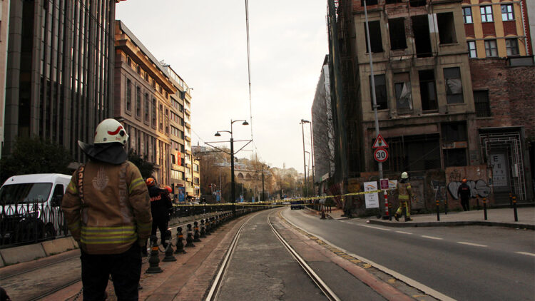 Beyoğlu'nda 5 katlı binada çökme
