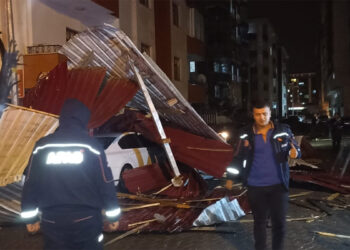 Bitlis'te fırtınada binaların çatıları uçtu