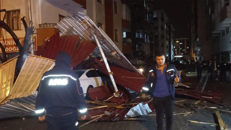 Bitlis'te fırtınada binaların çatıları uçtu