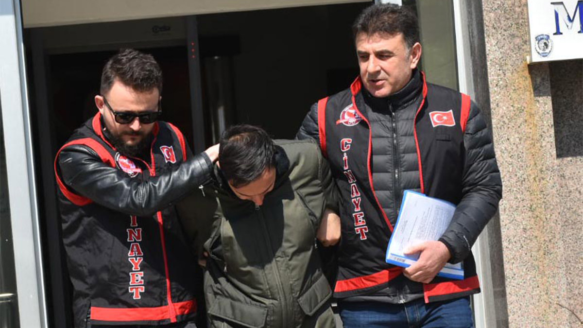 Eşini, telefonun ekranında erkek fotoğrafı görünce öldürmüş