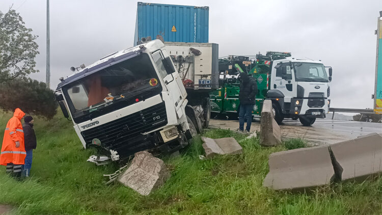 Büyükçekmece'de İETT otobüsü iki araca çarptı