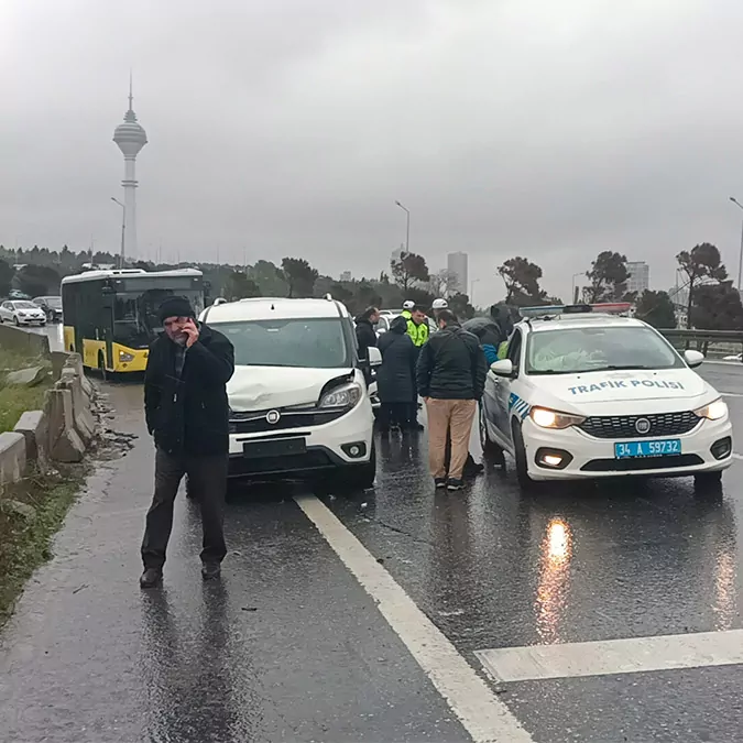 Buyukcekmecede kaza yapan tiri gorup yavaslayan iki araca iett otobusu carpti 8944 dhaphoto2 - i̇stanbul haberleri, yerel haberler - haberton