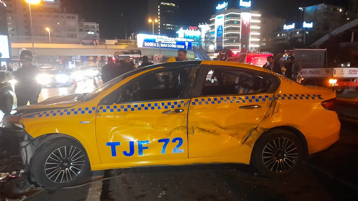 Büyükdere caddesi'nde makas atan otomobil sürücüsü, trafiği savaş alanına çevirdi. Trafikteki 7 aracın karıştığı zincirleme kazada 8 kişi yaralandı.