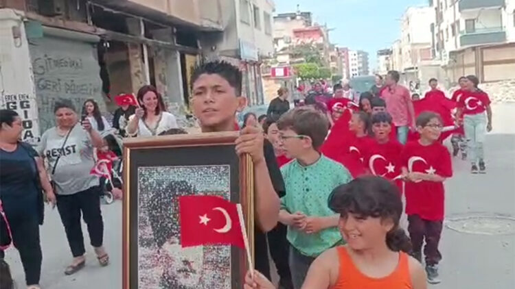Çadır kentte kalan öğrenciler 23 Nisan'ı kutladı