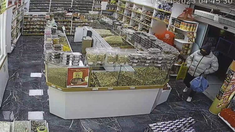 Oyuncak tabancayla akaryakıt istasyonunu soydular