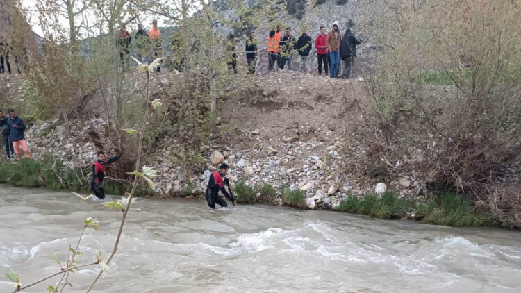 Çaya düşen Ayşe boğuldu