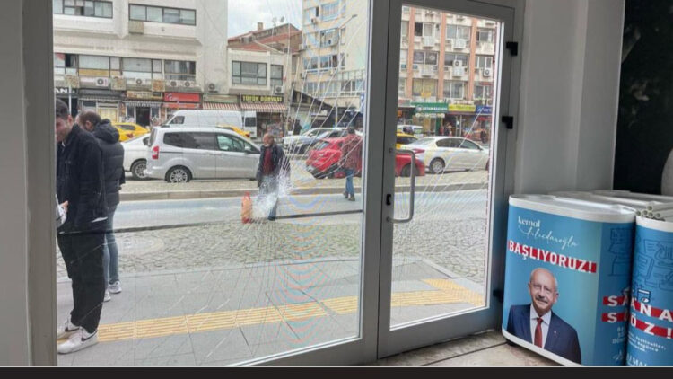 CHP'nin seçim bürosuna taşlı saldırı