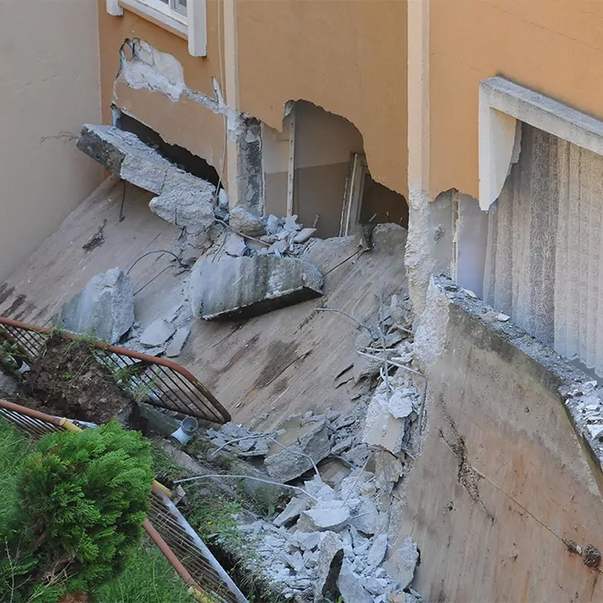 Çöken istinat duvarının hasar verdiği 4 apartman mühürlendi