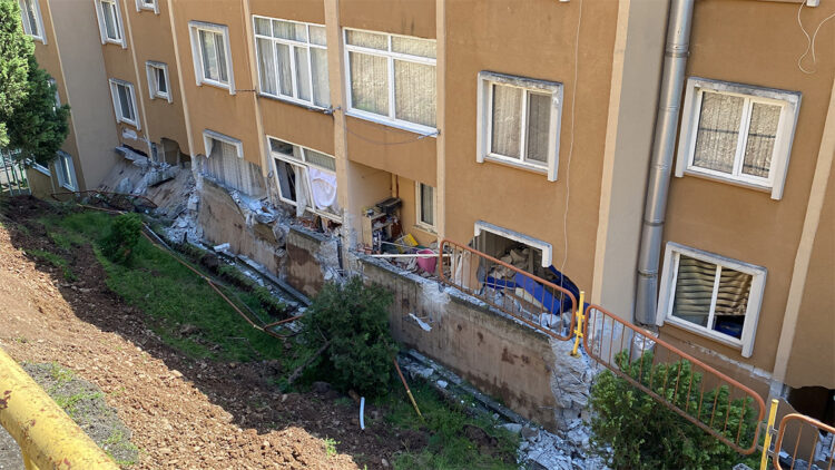 Çöken istinat duvarının hasar verdiği 4 apartman mühürlendi