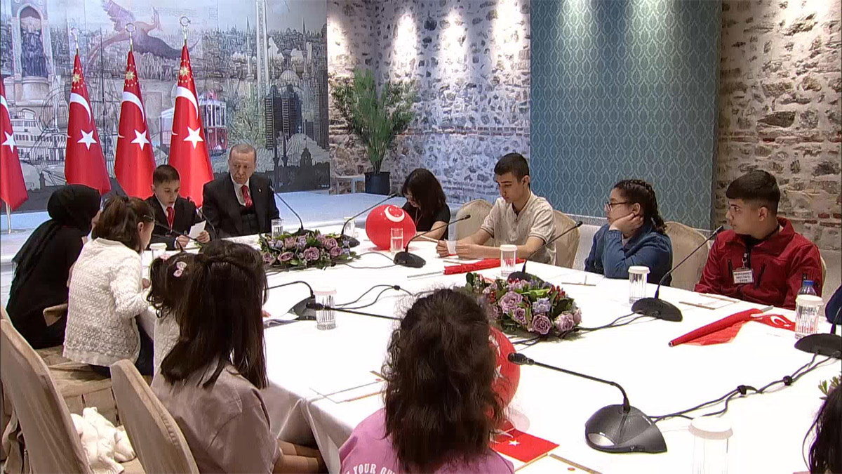 Erdoğan, depremzede çocuklarla Dolmabahçe'de buluştu