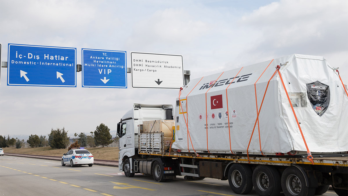 Cumhurbaşkanı Recep Tayyip Erdoğan; "Yerli ve millî imkânlarla ürettiğimiz yüksek çözünürlüğe sahip ilk gözlem uydumuz İMECE 11 Nisan'da uzaydaki yörüngesine fırlatılacak. Yetişmiş insan kaynağımız, sağladığımız imkânlar ve geliştirdiğimiz teknolojiler sayesinde küresel uzay yarışında var olmayı sürdüreceğiz" dedi.