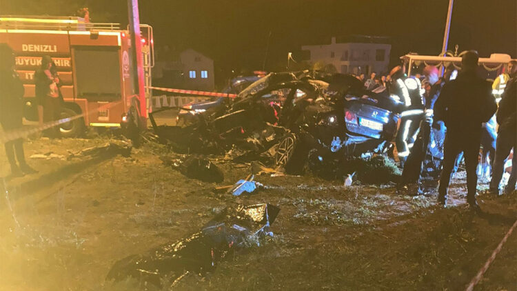 Denizli'de minibüs ile otomobilin çarpıştı; 4 ölü