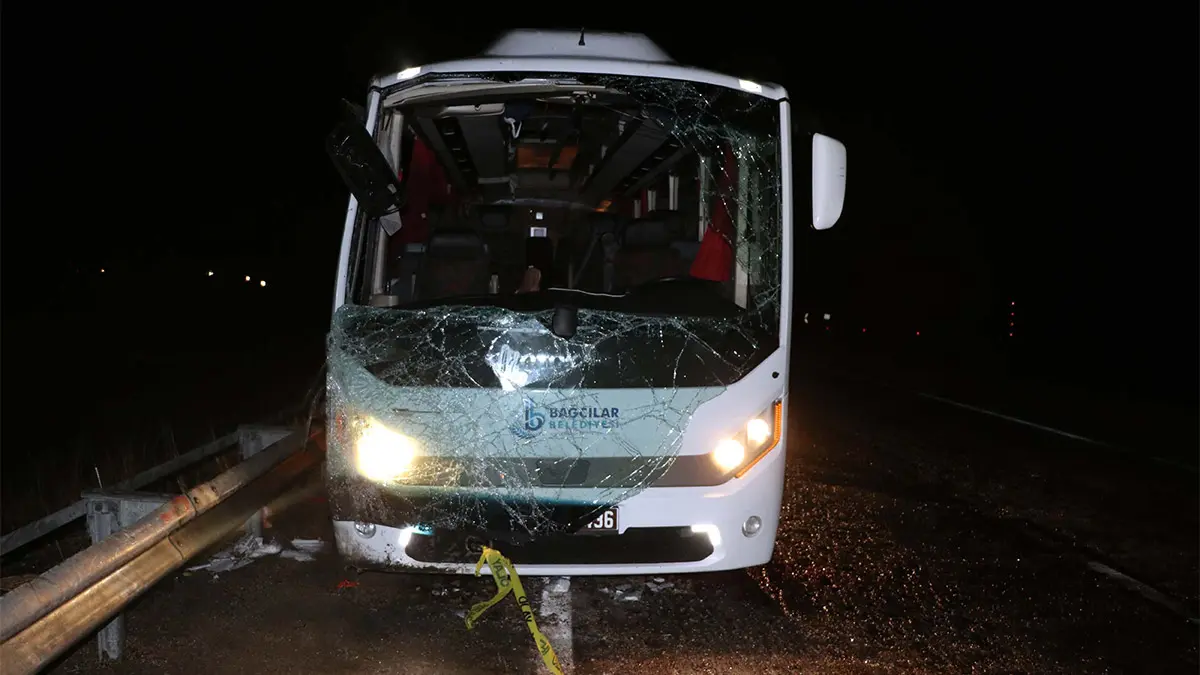 Kahramanmaraş merkezli depremlerin ardından malatya'da depremzedelere yardım eden i̇stanbul bağcılar belediyesi çalışanlarının bulunduğu midibüs, dönüş yolunda kayseri'de kaza yaptı.