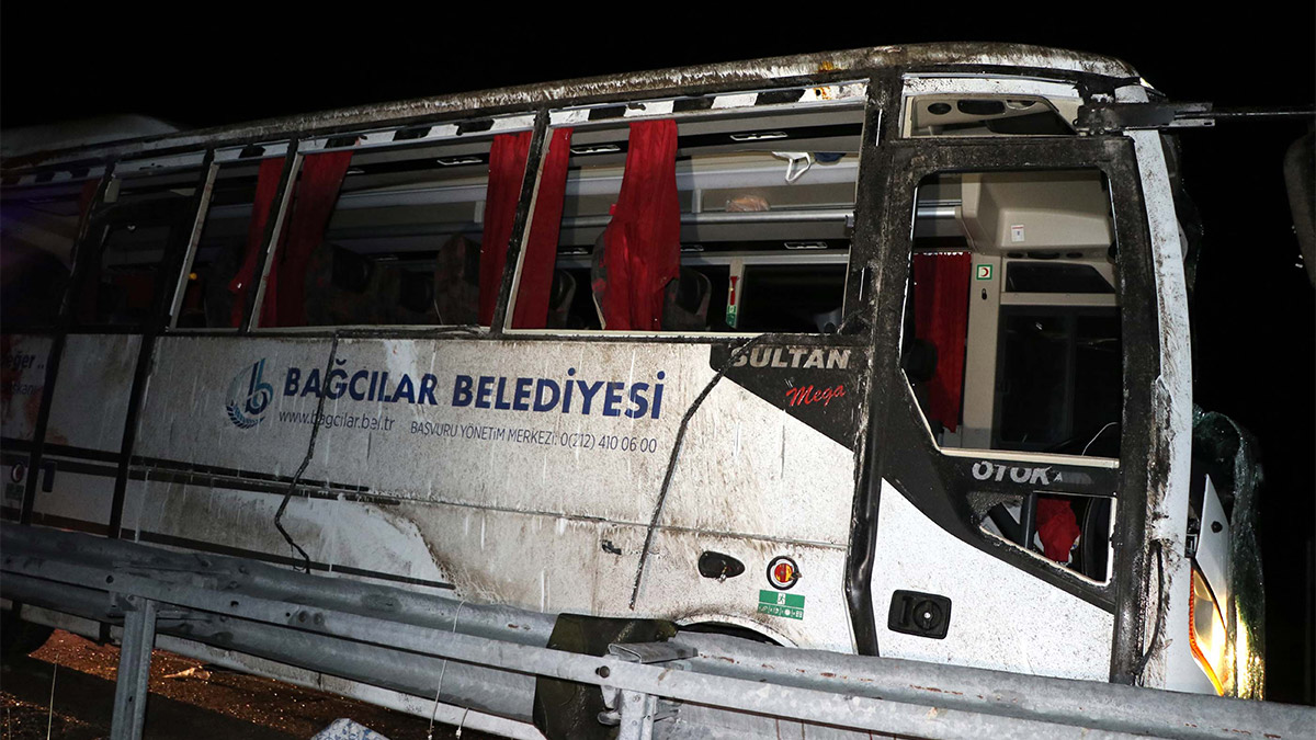 Bağcılar Belediyesi çalışanlarının bulunduğu midibüs kaza yaptı