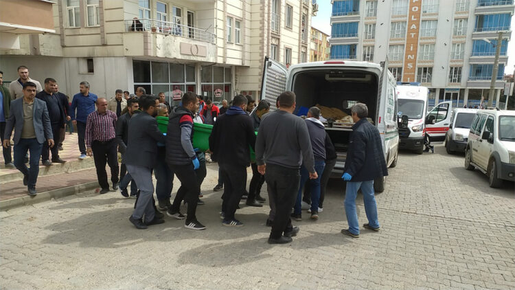 Depremde eşi ve 2 çocuğunu kaybeden öğretmen, kızını vurup intihar etti