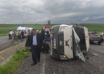 Depremde kaybettikleri yakınlarının kabrinden dönerken kaza geçirdiler