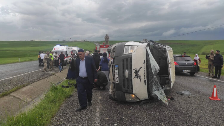 Depremde kaybettikleri yakınlarının kabrinden dönerken kaza geçirdiler