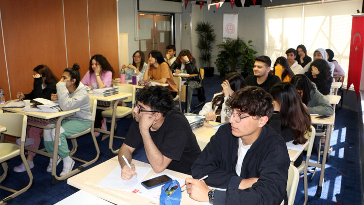 Öğrenciler Rauf Bey Yaşam Gemisi'nde sınava hazırlanıyor