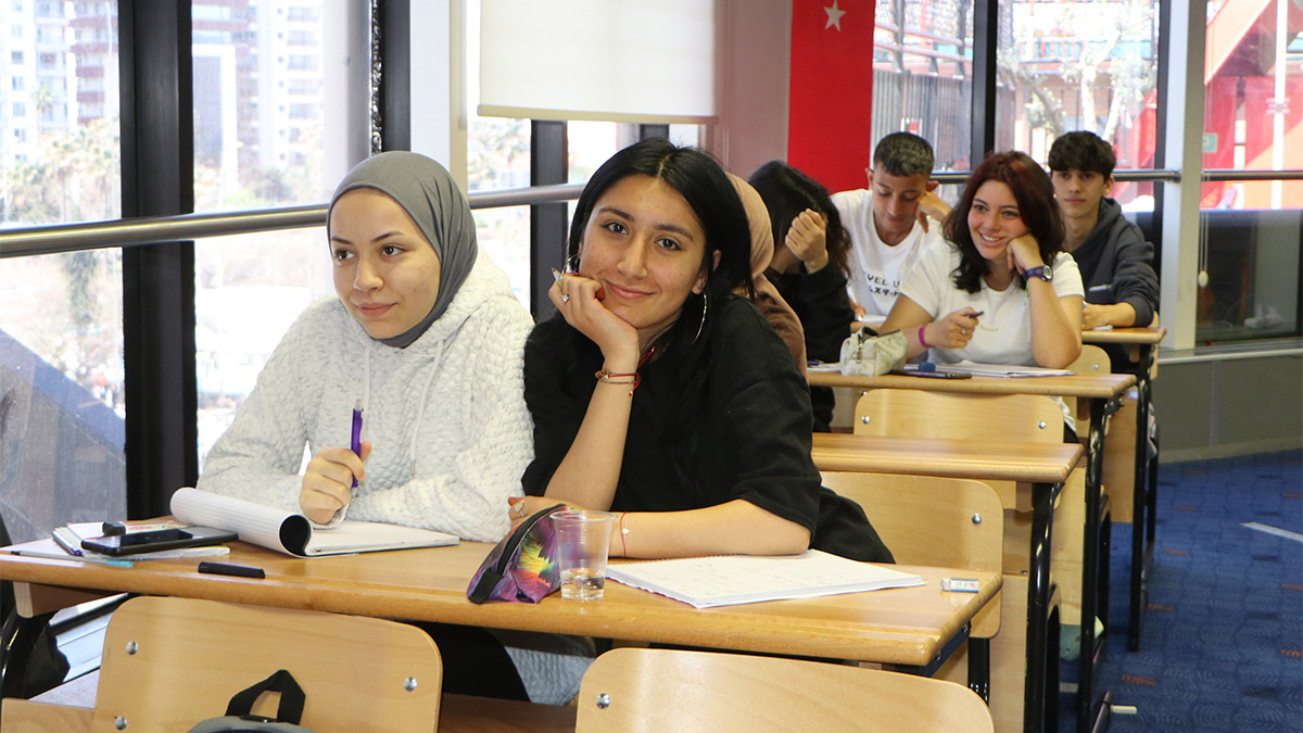 Öğrenciler Rauf Bey Yaşam Gemisi'nde sınava hazırlanıyor