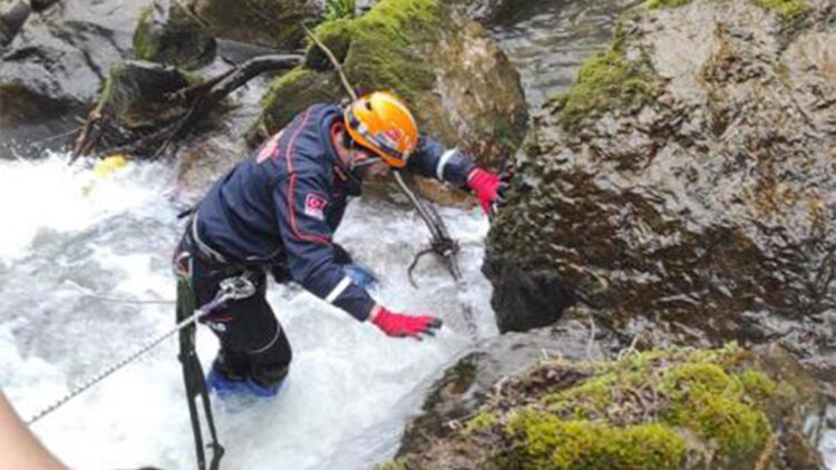 Kızını kurtarmak için dereye atlayan baba da boğuldu