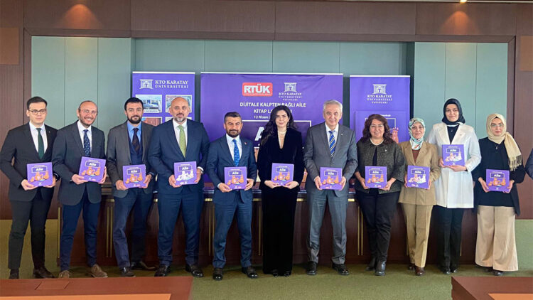 'Dijitale Kalpten Bağlı Aile' kitap serisi ücretsiz dağıtılacak