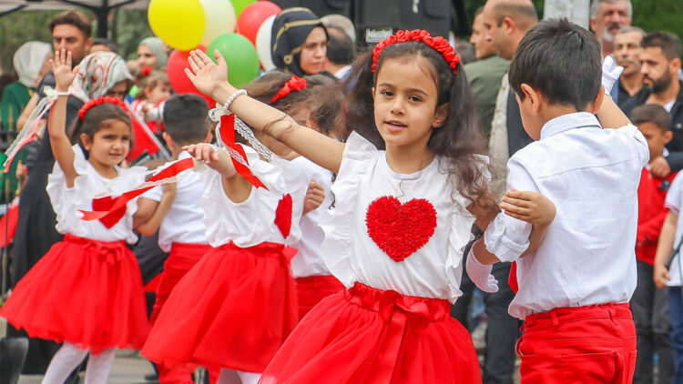 23 nisan, dünya çocuklarına armağan edilen ilk ve tek bayram