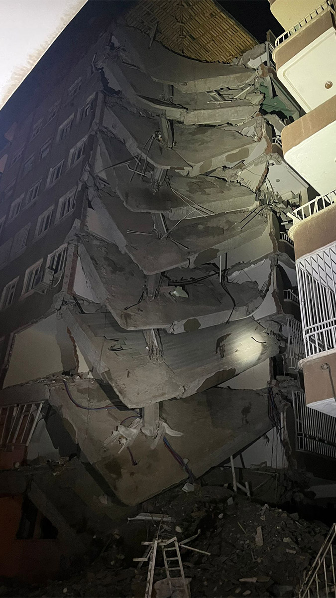 Kahramanmaraş merkezli depremlerde diyarbakır'ın kayapınar ilçesinde ağır hasar alarak boşaltılan 7 katlı diyargap apartmanı'nın bir kısmı çöktü. Apartmanın çevresindeki binalar tahliye edildi.