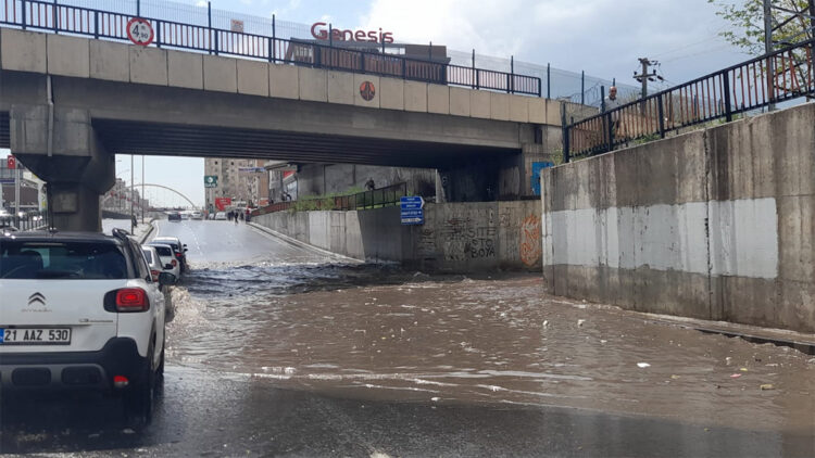 Diyarbakır'da sağanak; minare yıkıldı, ağaçlar devrildi