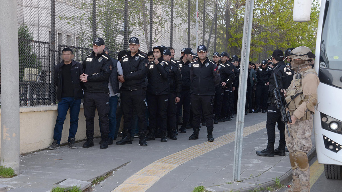 Diyarbakır'da Kökünü Kurutma Operasyonu; 111 şüpheli adliyede