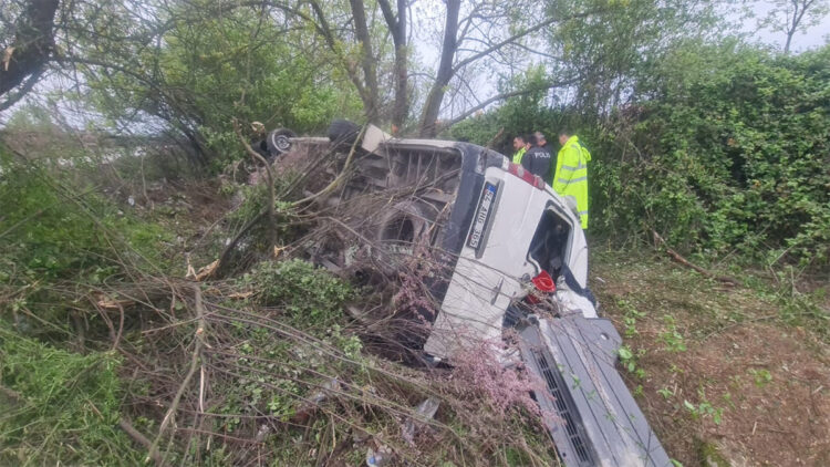 Düğüne gidenleri taşıyan minibüs şarampole devrildi