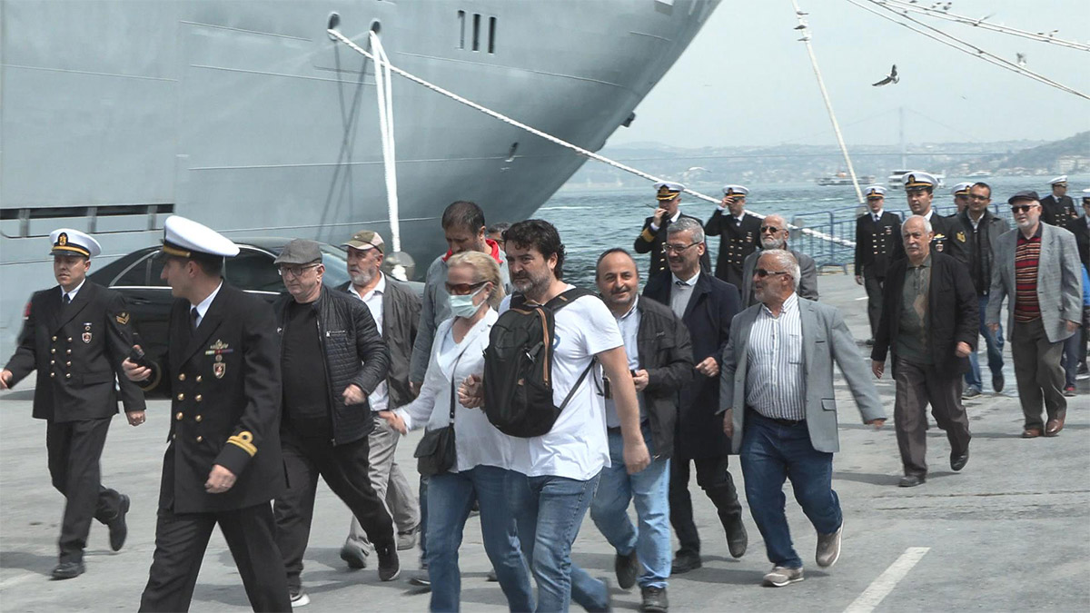 Türkiye'nin en büyük askeri gemisi ve dünyanın ilk SİHA gemisi TCG Anadolu ziyarete açıldı.