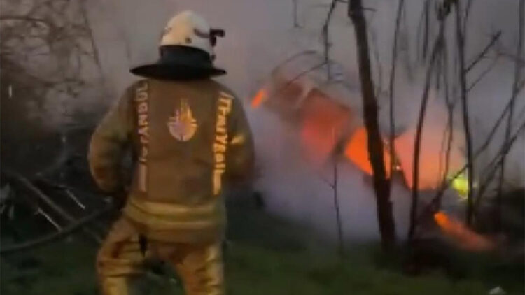 Hafif ticari araç ağaçlık alana uçtu; 1 kişi öldü