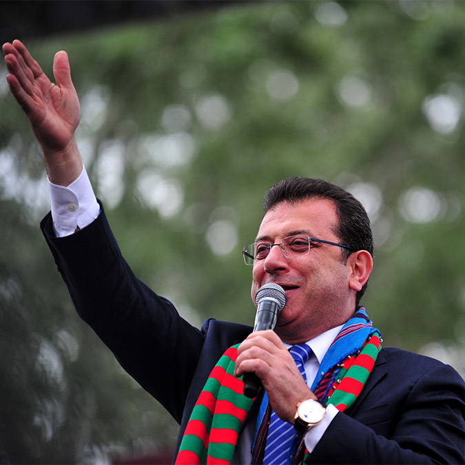 İstanbul Büyükşehir Belediye Başkanı Ekrem İmamoğlu, "İstanbul Büyükşehir Belediyesi'nin çalışanlarına terörist dediler. Bu kardeşiniz 90 bin insanla beraber çalışıyor. 90 bin çalışanımıza terörist dediler. Bizim olduğumuz yerde yolsuzluk, usulsüzlük olmaz. Bizimle uğraşıyorlar. Bizim olduğumuz yerde iş olur, icraat olur, çözüm olur" dedi.