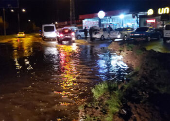 Elazığ'da sağanak hayatı felç etti